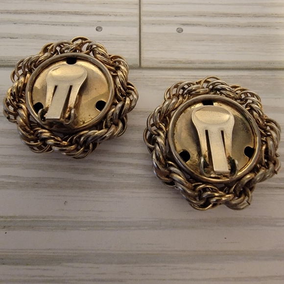 E1 Vintage Faded Gold-tone Clip-on Earrings - Picture 2 of 3